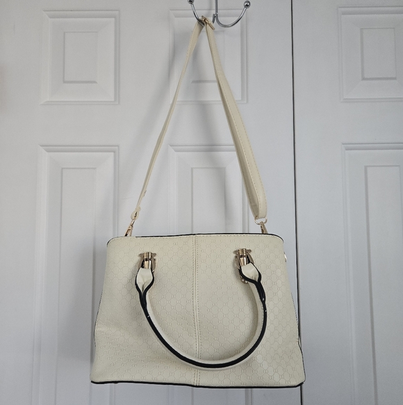 Unbranded Handbags - Cream Crossbody Bag